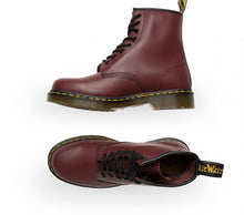 Načítať obrázok do zobrazovača galérie, DR MARTENS | 1460Z DMC 8-EYE BOOT | CHERRY SMOOTH
