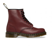 Načítať obrázok do zobrazovača galérie, DR MARTENS | 1460Z DMC 8-EYE BOOT | CHERRY SMOOTH
